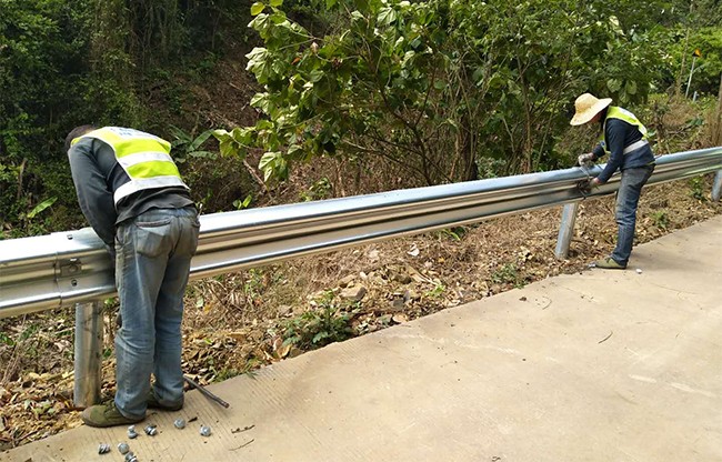 玉溪高速公路护栏的定期维护与保养